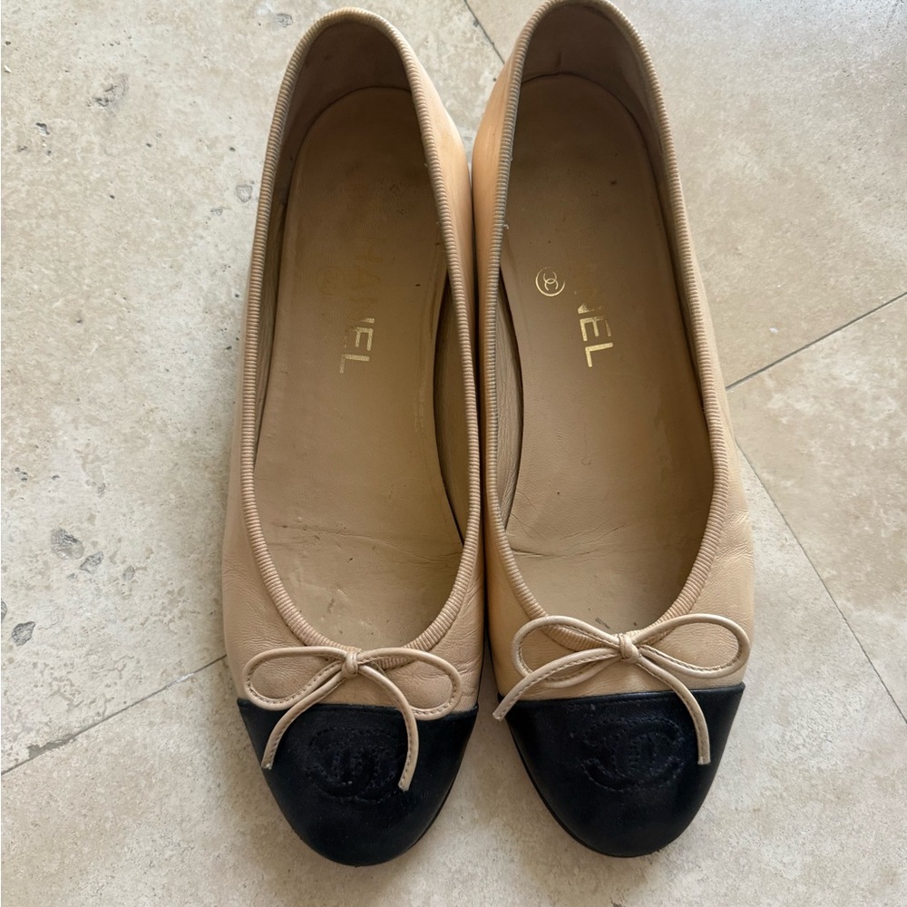 CHANEL Two-Tone Beige and Black Flats